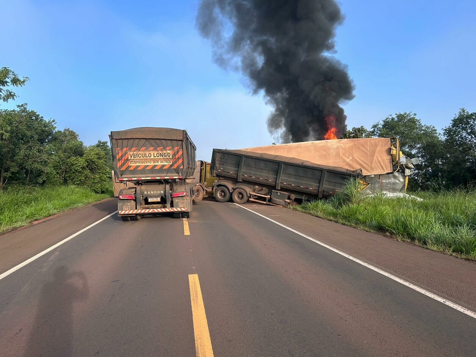 Imagem de compartilhamento para o artigo Delegado quebra vidro com tiro e ajuda a salvar caminhoneiro preso em carreta em chamas na BR-262, em Água Clara da MS Todo dia
